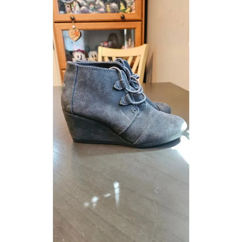 Gray Suade women's size‎ 6.5 Toms wedges